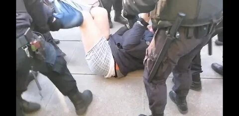 Террорист лежит без штанов видео