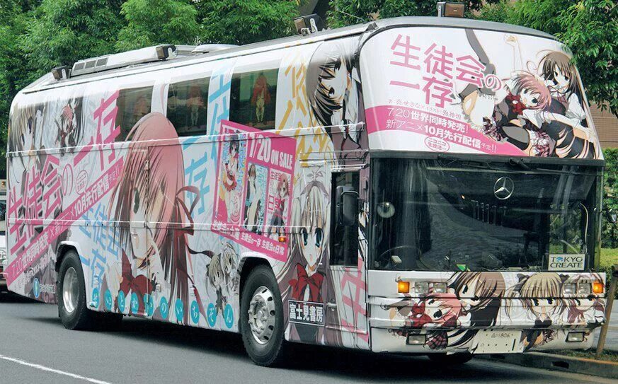 Декотора субкультура. Токио метро аниме. Аниме общественный транспорт. Аниме автобус. Японский автобус изнутри.