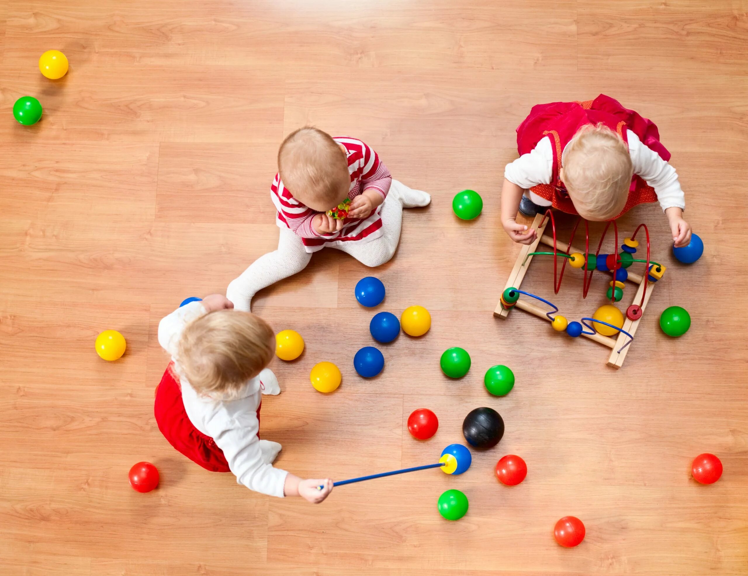 Мальчик играет на полу. Игрушки на полу. Игры для детей на улице. Ребенок играющий в игрушки на полу. Дети играют на полу.