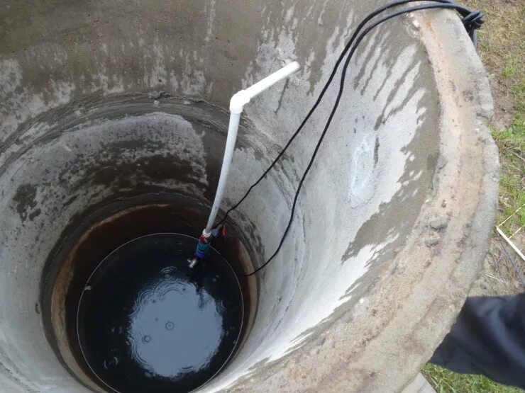 Где найти ручку от колодца. Колодец для воды. кран воды в колодце. кран из колодца для полива. колодец под водопровод.