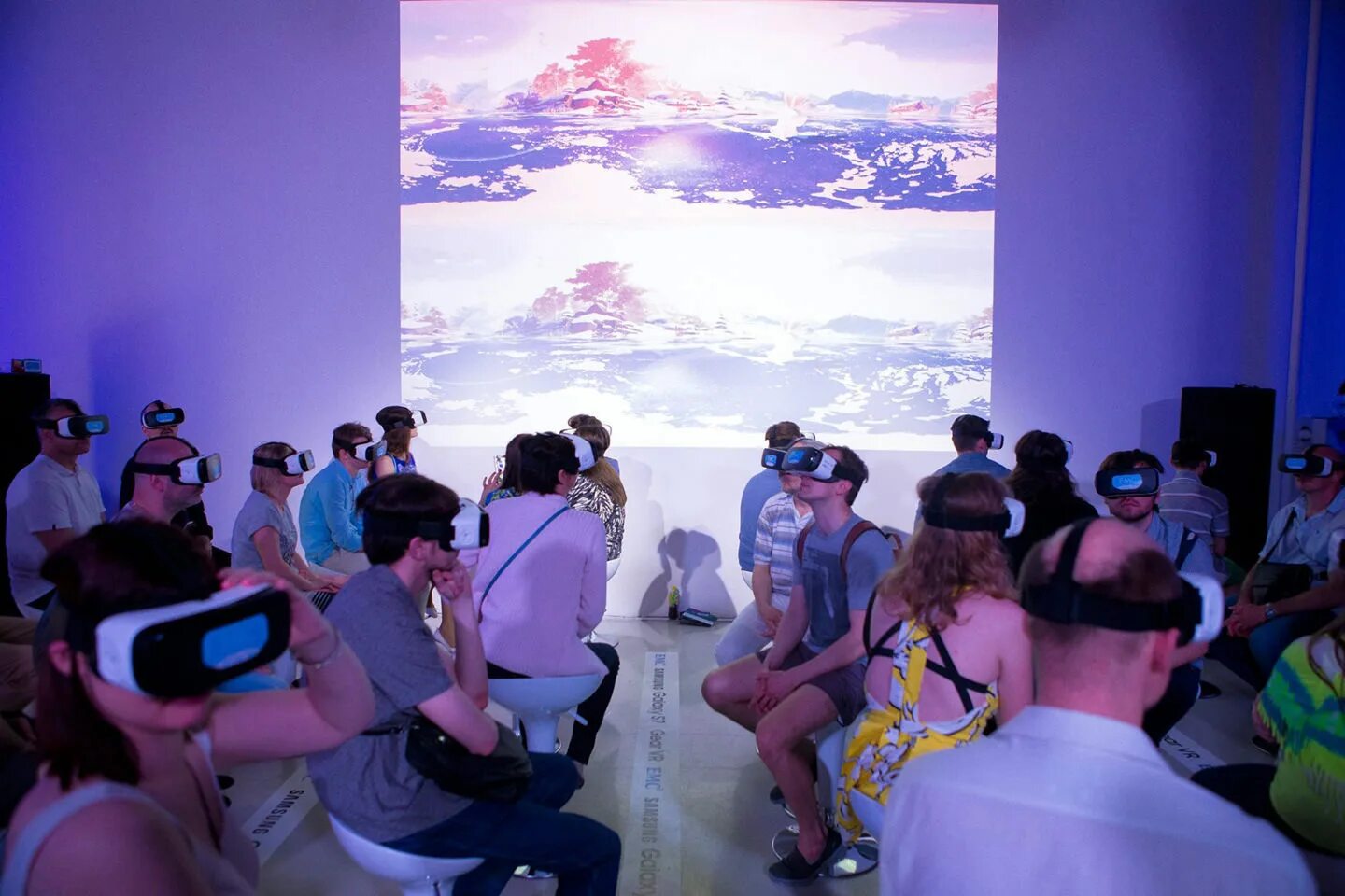 Vr кинотеатр в москве. Vr кинотеатр в москве. Vr кинотеатр в москве. Очки для кинотеатра. Виртуальный кинозал.