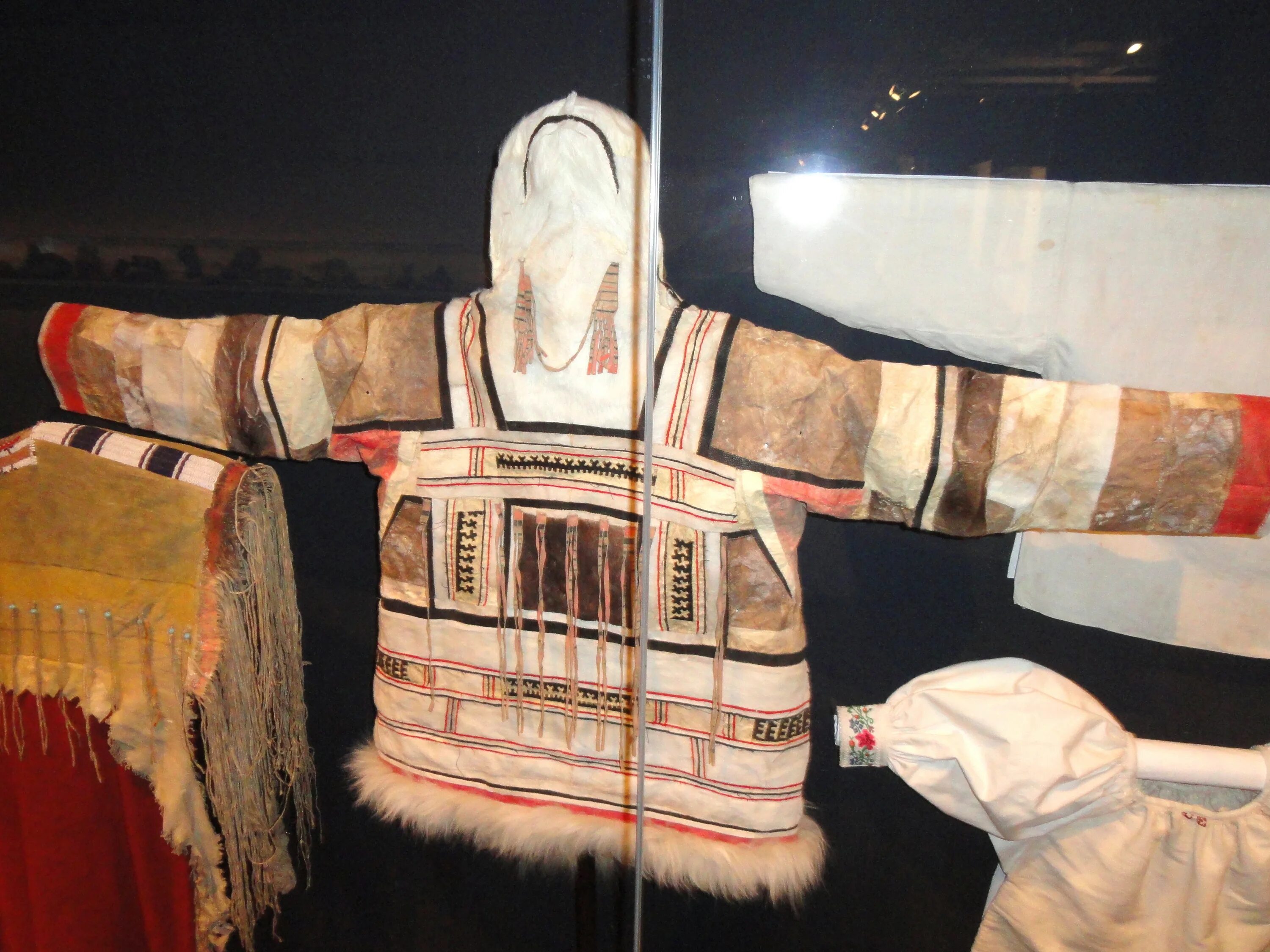 Национальная одежда эскимосов россии. Алексей сулоев фотограф. Нганасаны жилище. Совик одежда ненцев. Кафтан из ровдуги эвенки.