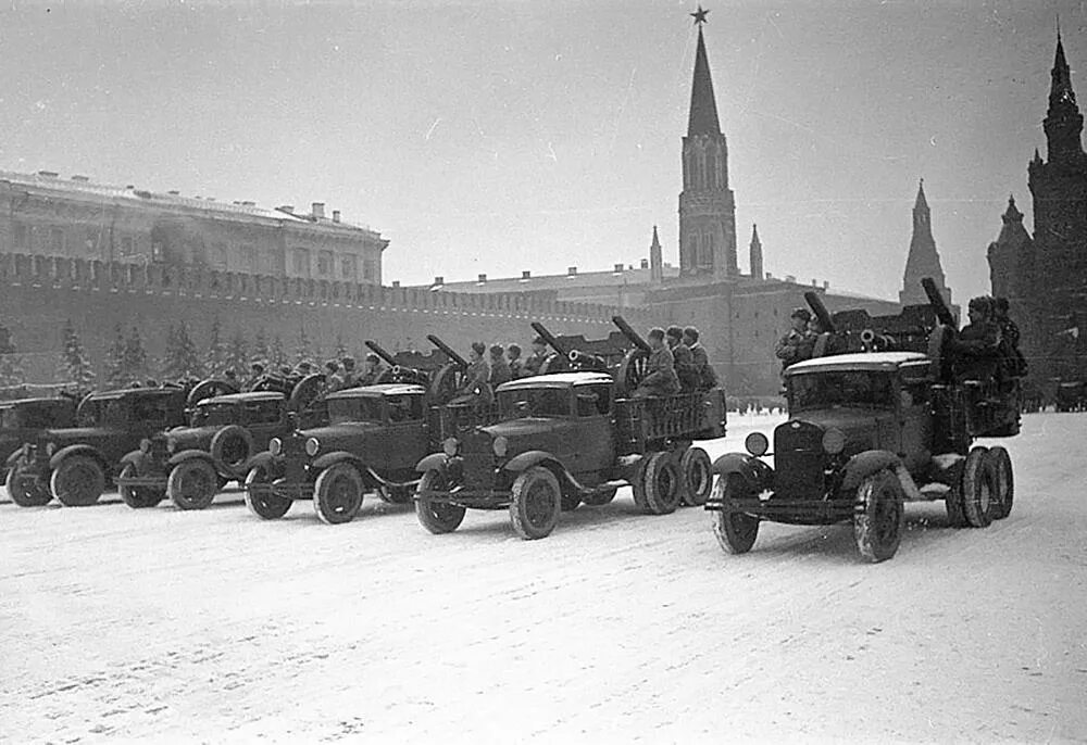 Каких городах проходил парад 7 ноября 1941. Парад 7 ноября 1941. парад на красной площади 1941. день военного парада на красной площади 1941 года. парад 7 ноября 1941 года в москве на красной площади.