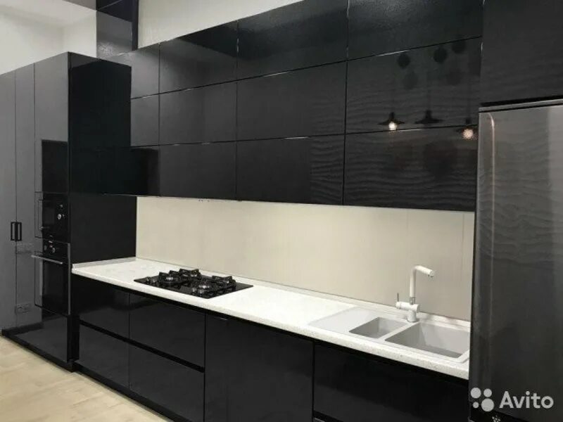 Мебель черно матовая. Кухонный гарнитур Серено серый. Черный кухонный гарнитур. Кухонный гарнитур черно-белый глянец. Черно белая кухня.