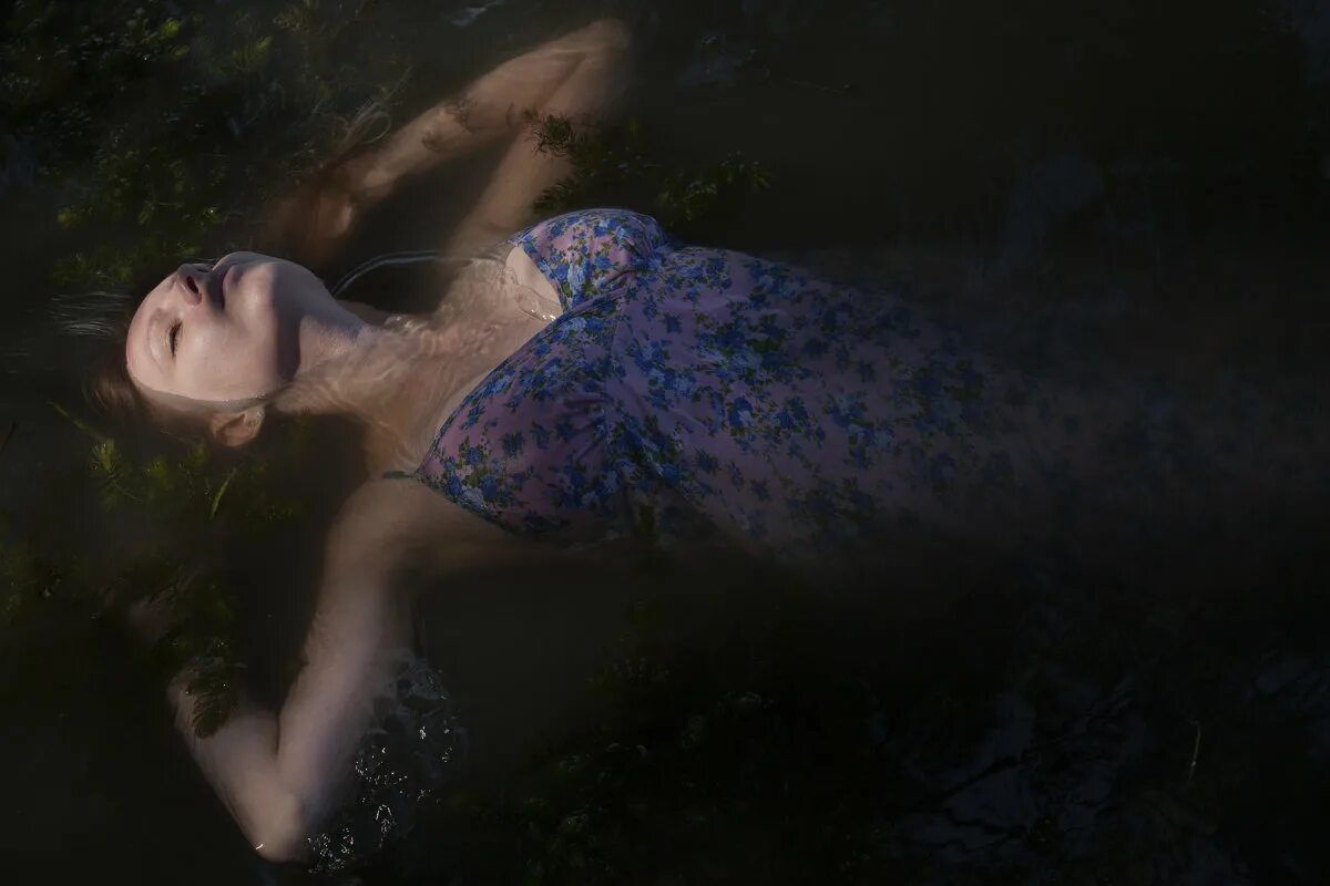 Лесная нимфа. Наяда фотосессия. Русалка утопленница. Нимфа девушка на рыбалке. Ундина русалка.