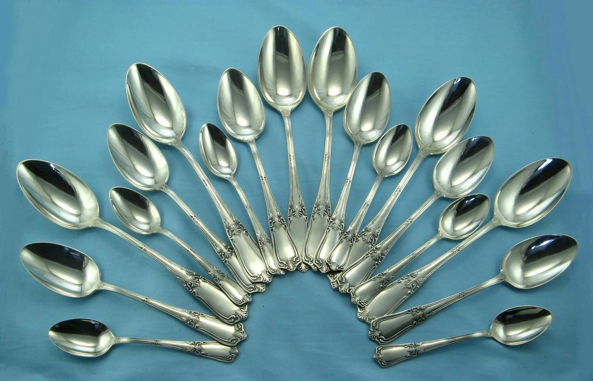 Столовое серебро. Столовые приборы из серебра советского периода. Итальянские производители серебряной посуды. Столовое серебро реклама.