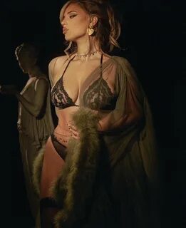 Slideshow alina baraz sexy.