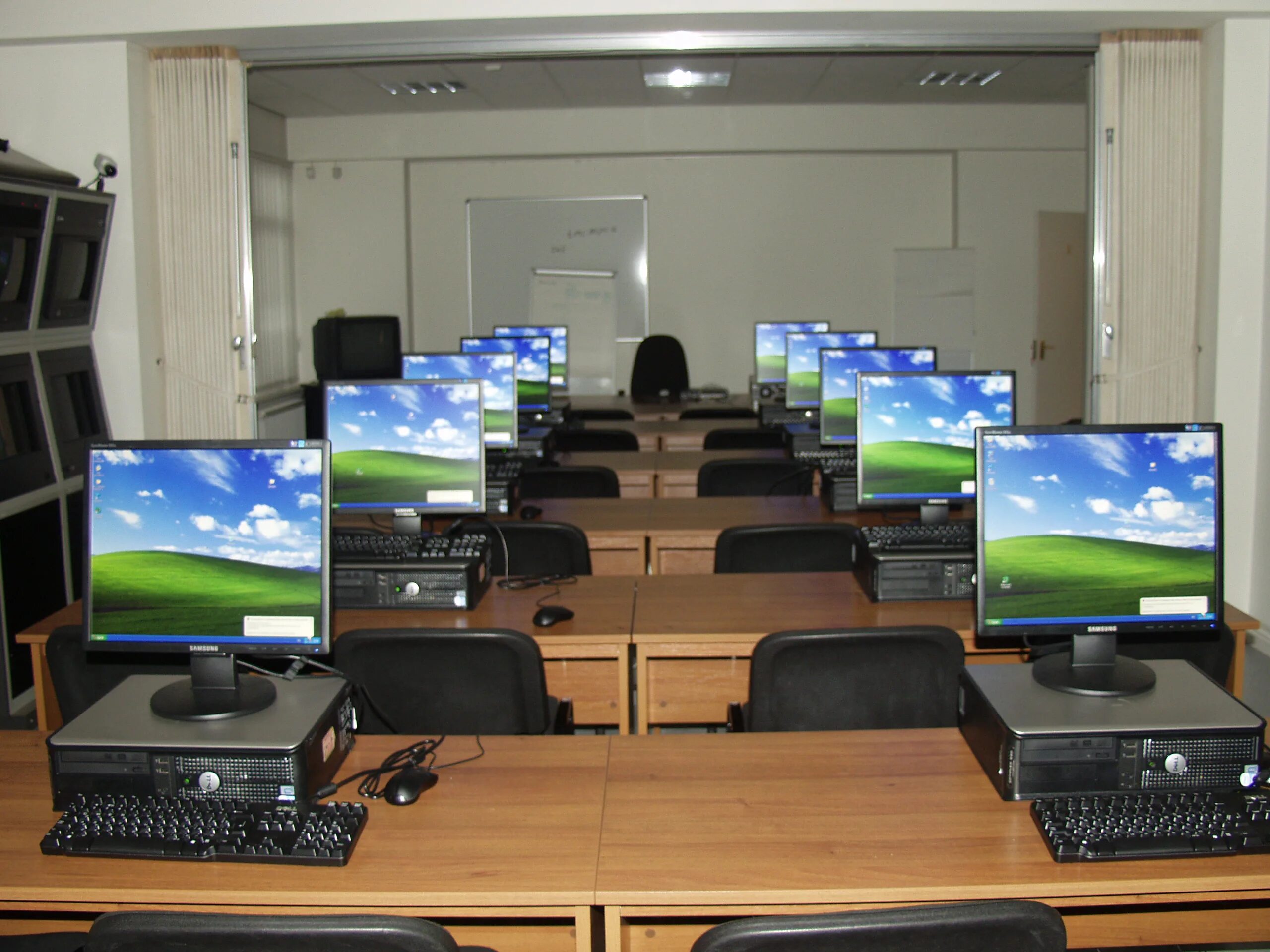 Компьютерная техника в школах. Компьютерное оборудование для школ. Компьютерные классы. Компьютерный класс в школе. Компьютер в школе.