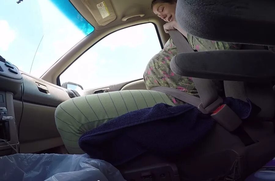 Изменяет авто. Измена в авто. Девушки измены в машине. Девушки измены в машине. Девушки измены в машине.