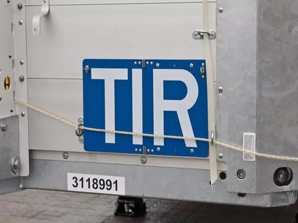 Грузовик с надписью tir. Наклейка tir. Таблички на грузовиках. Табличка tir на фурах. Табличка tir на фурах.