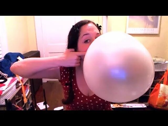 Включи youtube bubble bubble. Огромный пузырь из жвачки. Самый большой шар из жвачки. Надули огромный пузырь из жвачки. Самые большие пузыри из жвачки.