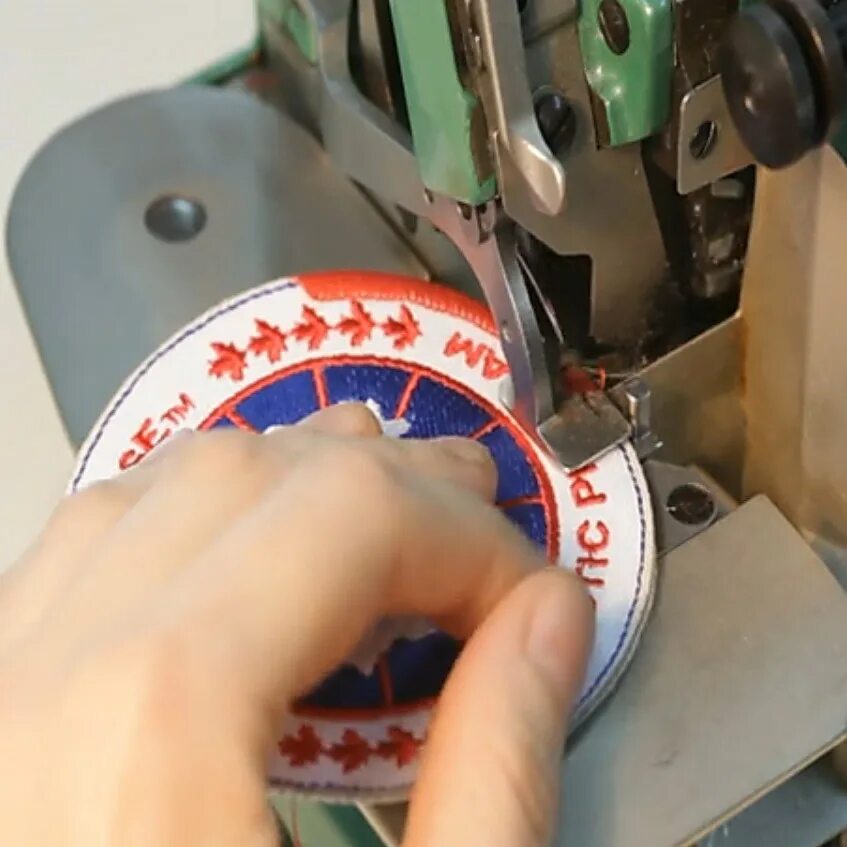Оверлок края нашивки. Оверлок для шевронов brother. Оверлок для шевронов. Оверлок merrow оверлок для шевронов. Обработка нашивок оверлоком.