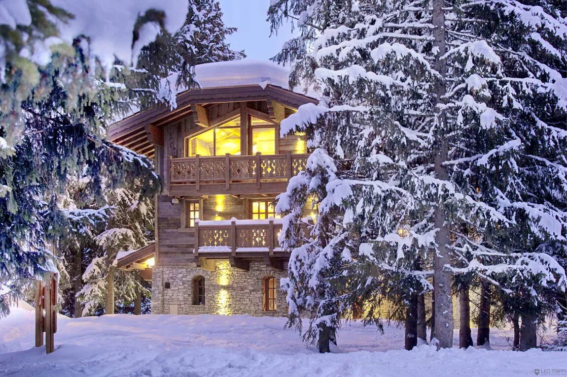 винтер хаус дом. новогоднее освещение фасада. новогодний загородный дом. домик в зимнем лесу. винтер хэвен кэбин.