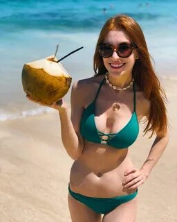 Телеведущие в купальниках