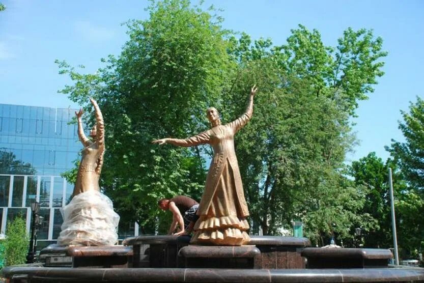 Автор скульптурной семь девушек. Уфа достопримечательности скульптура фонтан. ете кыз скульптура. скульптуры семь красавиц. статуя с семью девушками уфа.