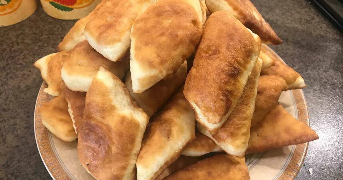 Рецепт пышек на кефире с содой. Пышки на кефире. Пышки на сковороде. Вкусные пышки на кефире. Пышки жареные на сковороде.