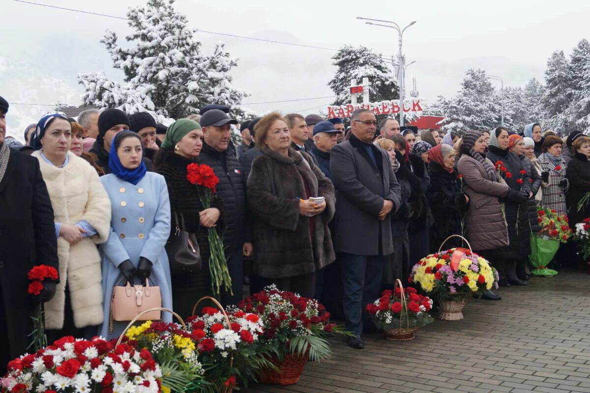 Новости россии депортация. Памятник жертвам депортации карачаевского народа. Митинг у памятника жертвам депортации карачаевцев. Памятник депортации Карачаевск. Митинг у памятника жертвам депортации карачаевцев Учкекен.