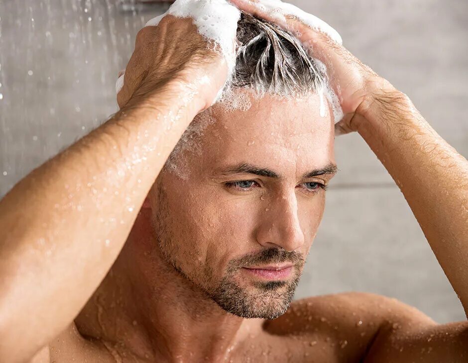 Мытье головы мужчине. Намыленные волосы мужские. Шампунь для мужчин. Мытье волос мужское.