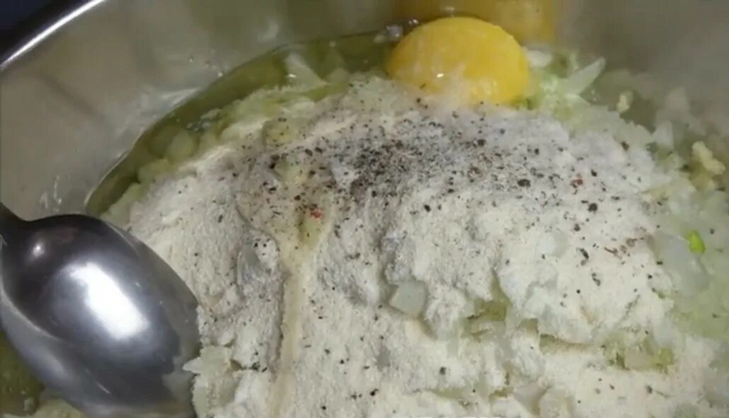 Кухня наизнанку луковая. Манка с луком и яйцом. шинкованный лук с яйцом. кухня наизнанку чеснок. кухня наизнанку яйца.