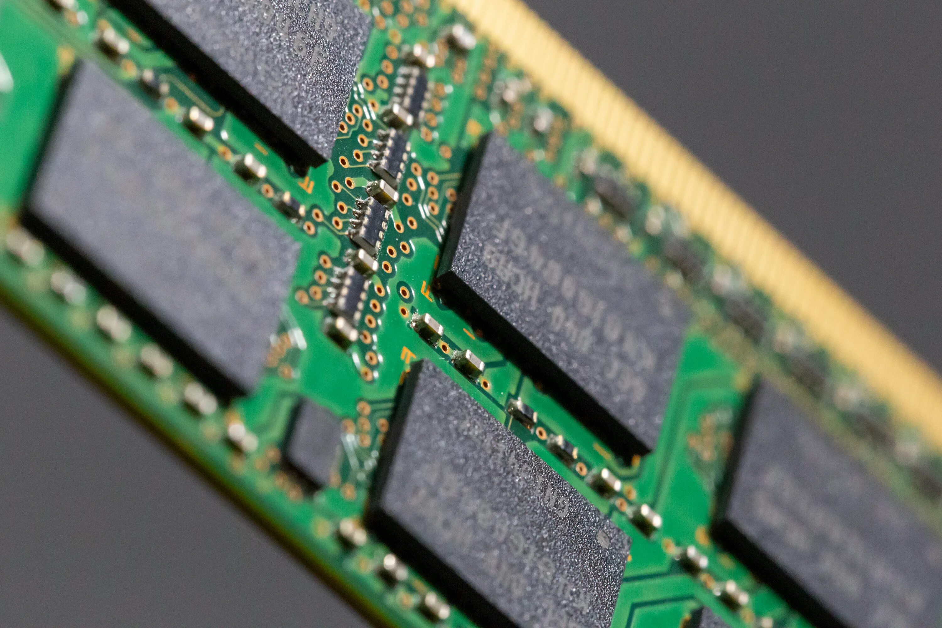 Чип озу. Чипы памяти для ram. оперативная память на чипах micron. перегретый чип памяти. чипы оперативной памяти производители.