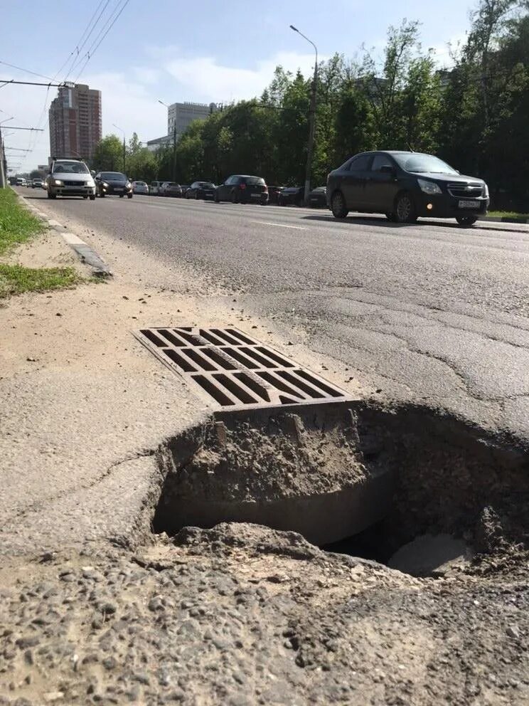 Обочина провалилась. Проспект Ленина Тула яма трубы провал асфальта. В Сафоново провалился асфальт. Шебекино улица Ленина провал асфальта. Тула закрытие дорог