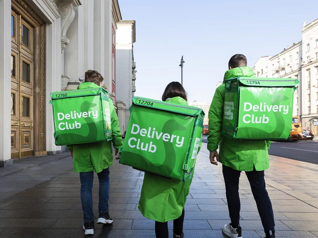 Деливери работа отзывы. Курьер Деливери. Сотрудники delivery Club. Одежда Деливери клаб. Форма delivery Club.