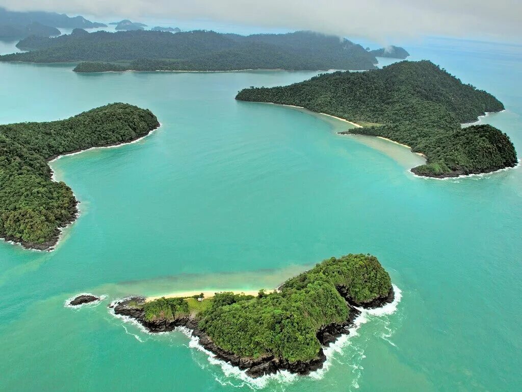 Is situated an islands. Архипелаг Лангкави. Остров Лангкави Малайзия фото. Перхутианские острова Малайзия. Лангкави сверху.