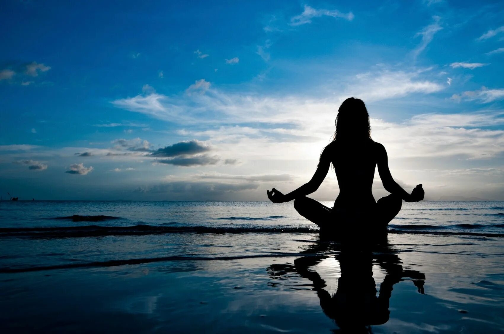 Дыхание жизни видео. Медитация. Девушка медитирует. Внутренняя Гармония и спокойствие. Спокойствие и умиротворение.