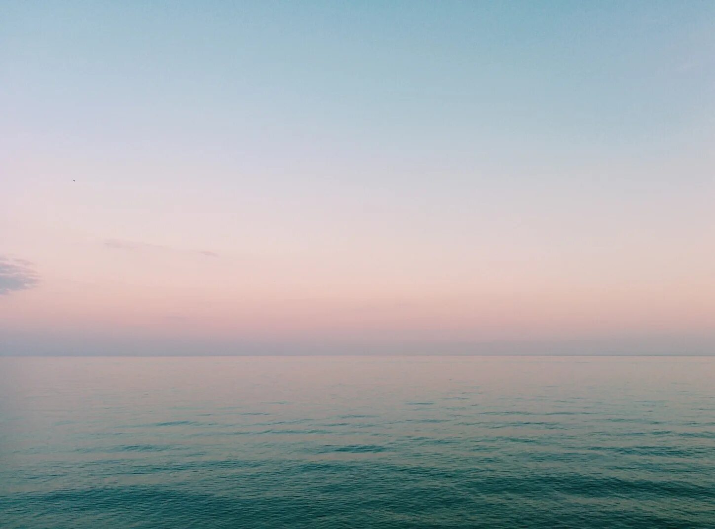 Спокойный это какой. Море Горизонт. Спокойное море. Морской пейзаж Минимализм. Спокойное море Эстетика.