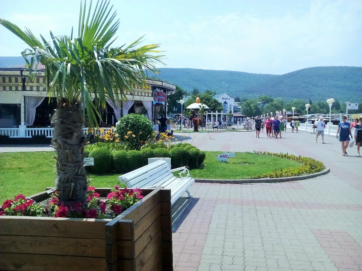 Население кабардинки. Набережная поселка кабардинка. Кабардинка центральная набережная. Геленджик поселок кабардинка. Курортный городок кабардинка.