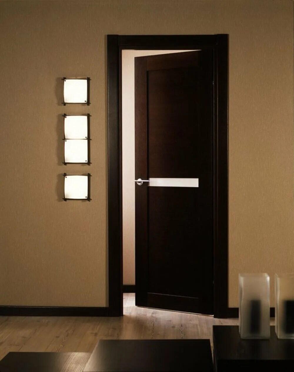 Межкомнатные двери в интерье. Двери венге в интерьере. Двери цвета венге в интерьере. Двери межкомнатные темные.