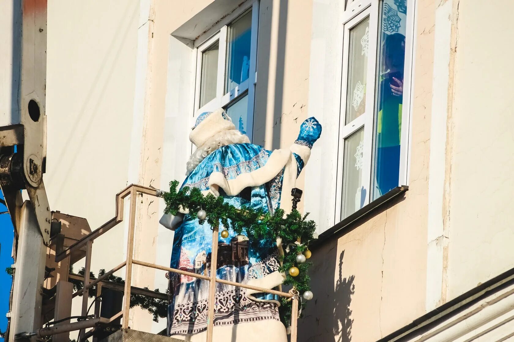 Игрушка дед мороз лезет по лестнице. Дед мороз на окно. Дед мороз иркутск. Дед мороз убегает. Замерзшее стекло.