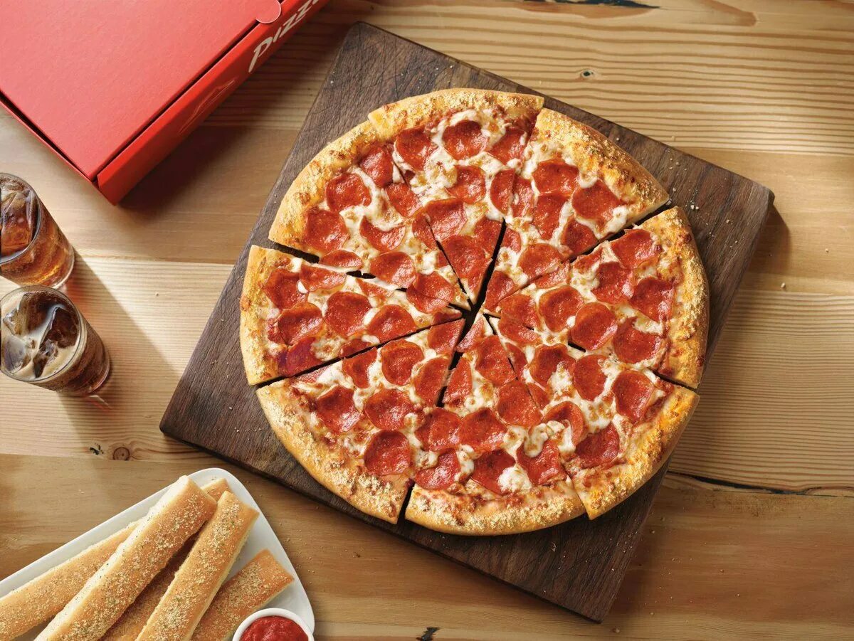 Пицца большие куски. "Пицца". Аппетитная пицца. Пицца сверху. Пицца пепперони аппетитная.