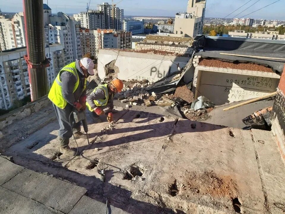 Белгород обстрел дома на губкина. Автомобили мчс в белгороде. Восстановление пострадавших регионов фото. Белгород обстрел. Попадание ракеты в жилой дом в белгороде.