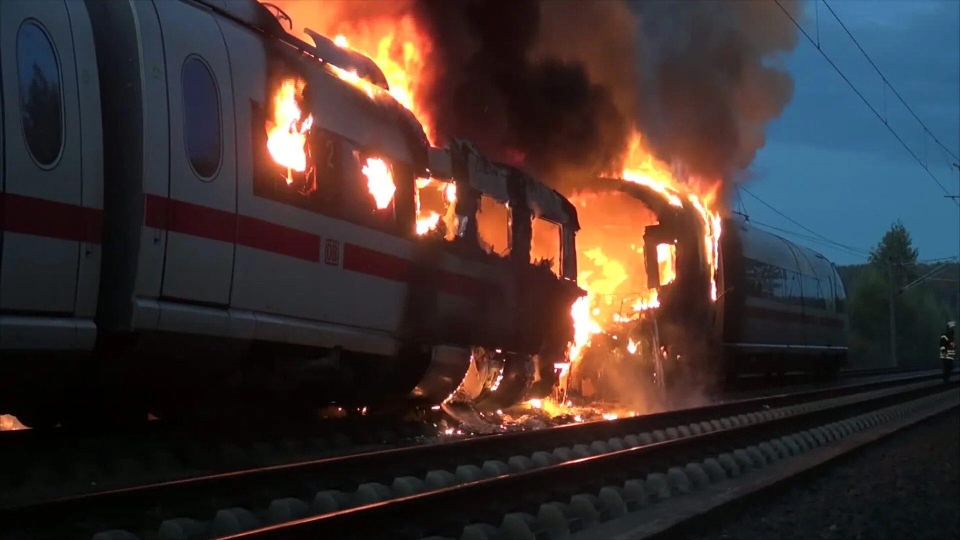 Пожар в вагоне пассажирского. Пожар в пассажирском поезде. Поезд в огне.