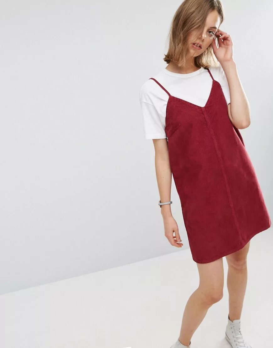 Платье pull and bear. Сарафан на лямках на футболку. Сарафан на бретельках с футболкой. Женский сарафан кельвин кляйн. Noisy may платье.