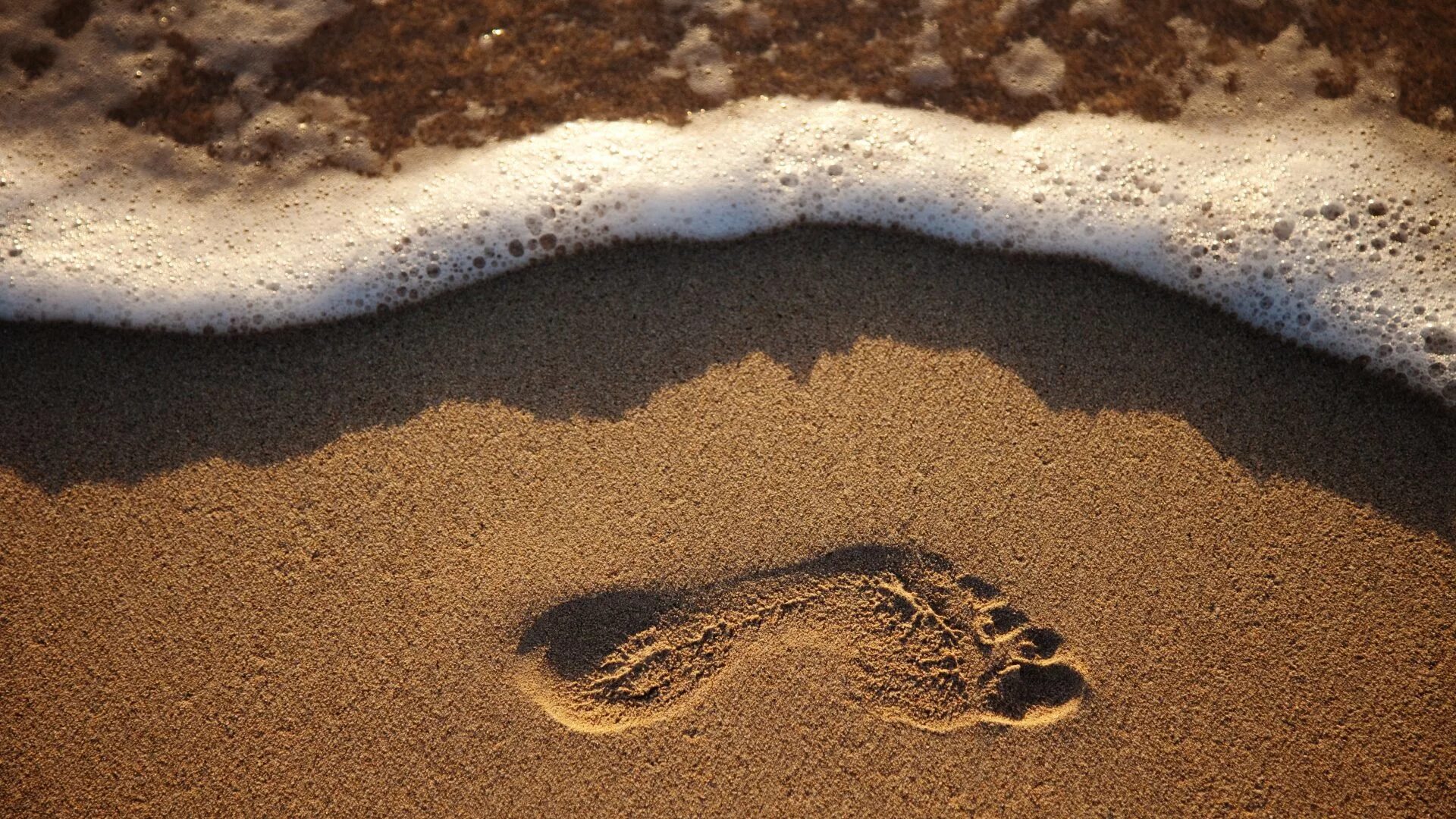 Там следы. Следы на песке. Следы человека на песке. Отпечаток ноги на песке. Следы ног на песке.
