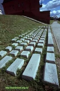 Памятник клавиатуре из чего изготовлен