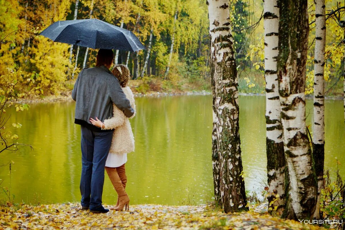 Мужчина и женщина под зонтом. Мужчина с зонтом в парке. Влюбленные осенью. Двое в парке под дождем.