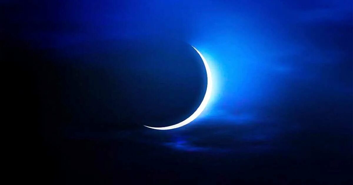 Полумесяц. Ночное небо с месяцем. Молодая Луна. Новолуние.