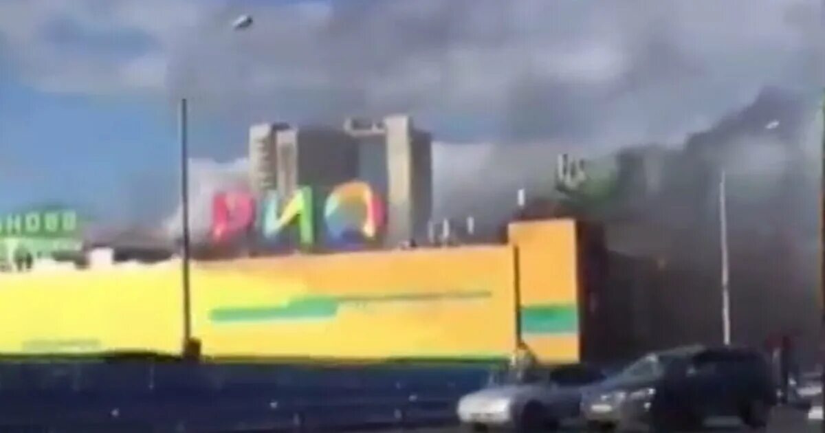 В тц в москве обрушилась крыша. Чп тц. Чп тц. Самые крупные пожары в торговых центрах в россии. Самые крупные пожары в торговых центрах в россии.