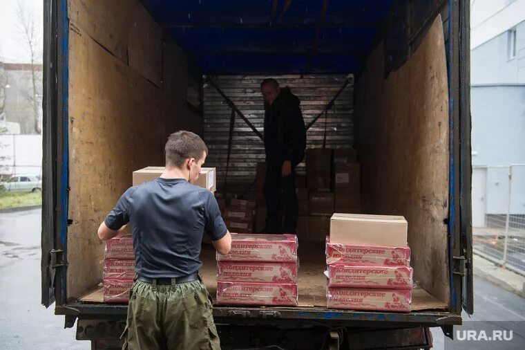 Погрузка на складе. Погрузка кондитерских изделий. Выгрузка сырья. Станция растарки мешков. Машина для перевозки кондитерских изделий.