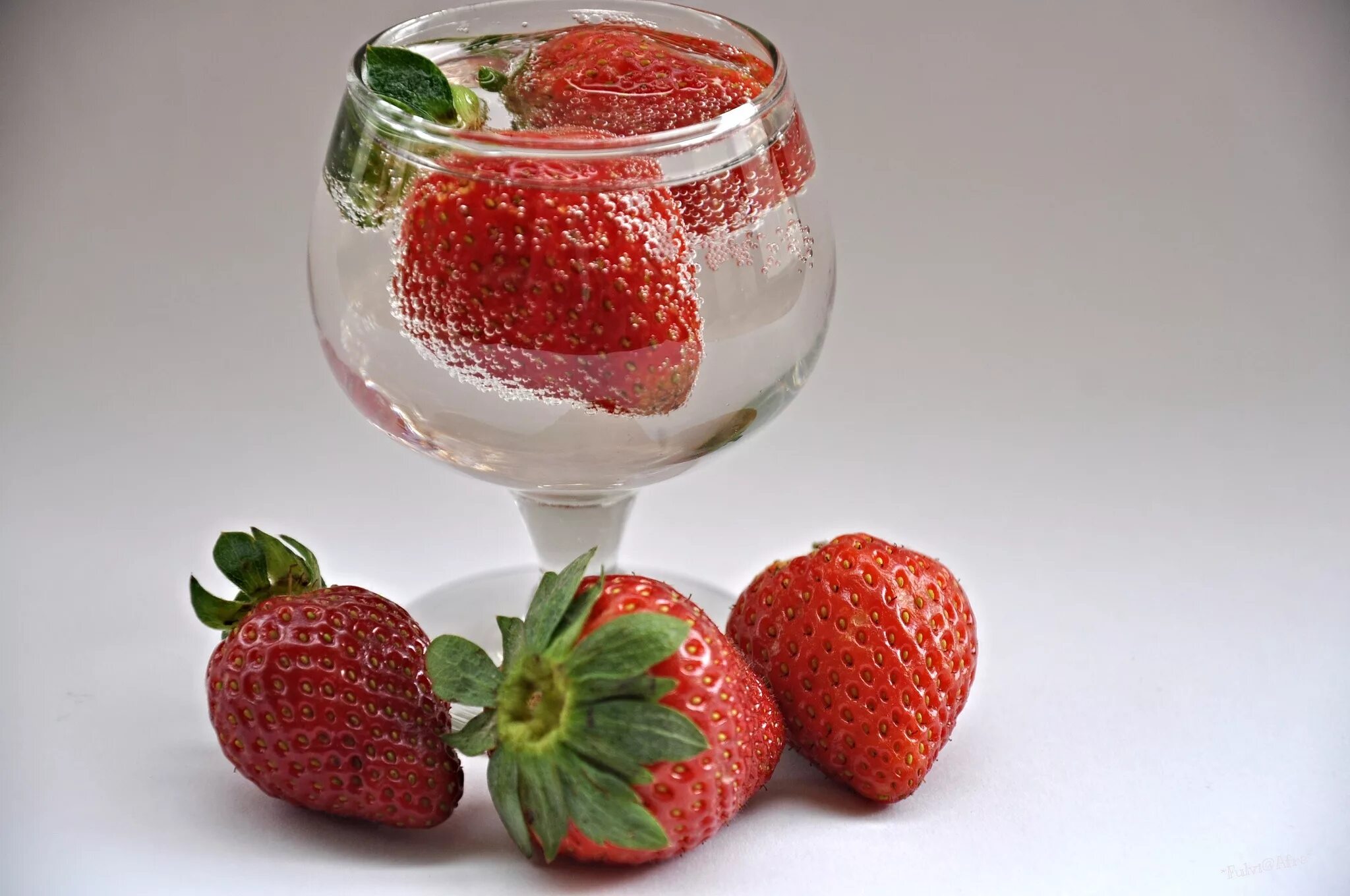 клубника на черном фоне. стаканы с клубникой. стаканы с клубникой. к нб стаканов 200мл. клубника в стаканчиках.