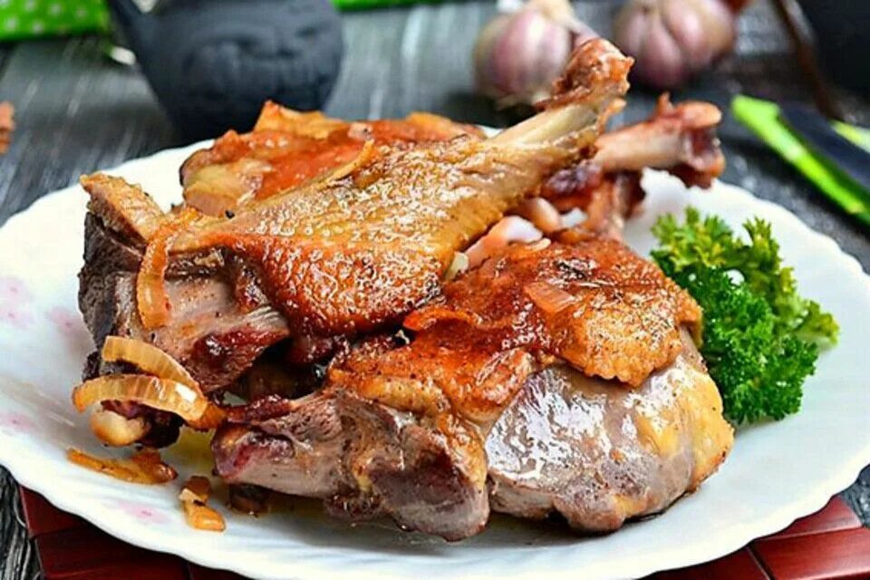 Как приготовить гуся чтобы мясо было. Гусь блюдо. мясо гуся блюдо. гусь по венгерски. венгерский гусь жареный.