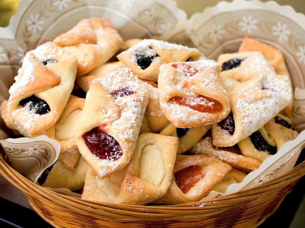 Рецепт пирогов к чаю сладких. Польское печенье Kolaczki. Печенье конвертики с повидлом. Песочное печенье с повидлом. Песочное печенье конвертики с повидлом.