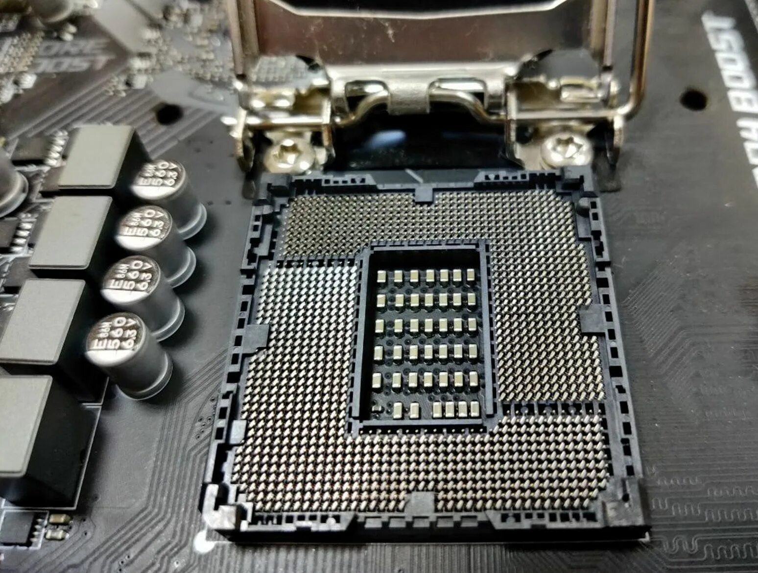 Lga 1700 белая. LGA 1151-v2. Сокет LGA 1151 v2 процессоры. Сокет 1151 v2. Материнская плата на сокете 1151v2.