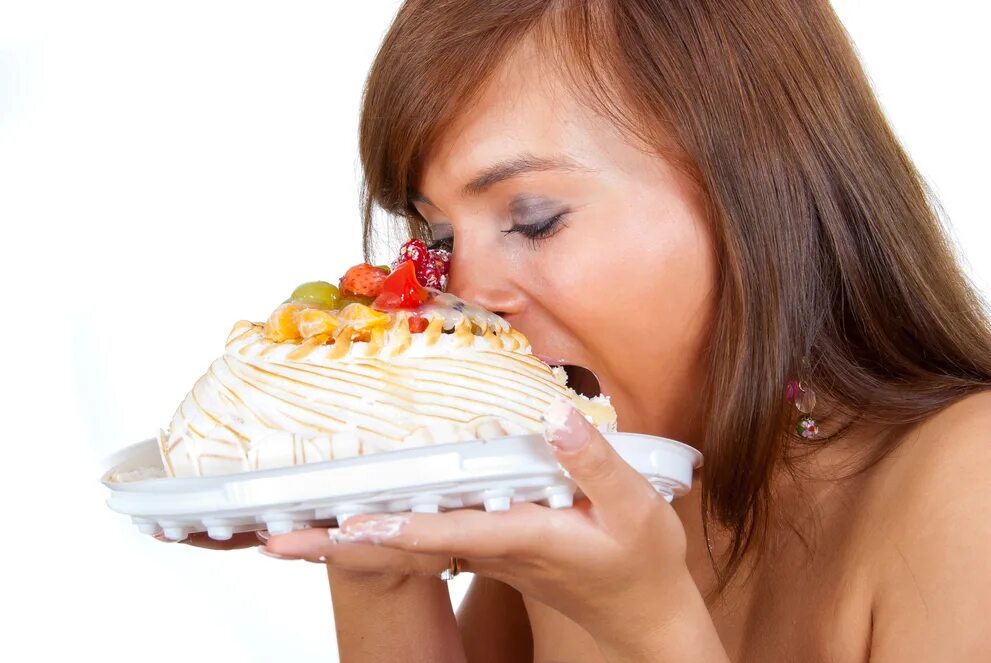 Съел большой кусок. Тортик для девушки. Торт для девушки. Поедание торта. Торт с лицом девушки.
