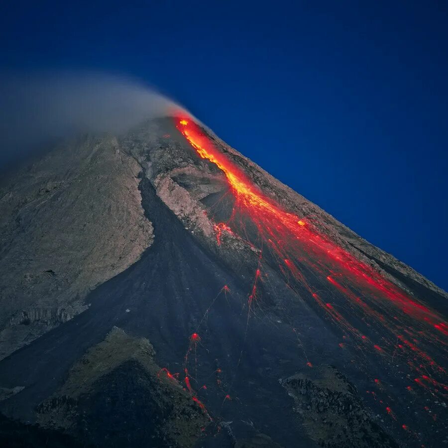 Самый высокий действующий вулкан. Вулкан Мерапи Индонезия. Вулкан Мерапи извержение. Вулкан Котопахи. Вулкан Мерапи на острове Ява.