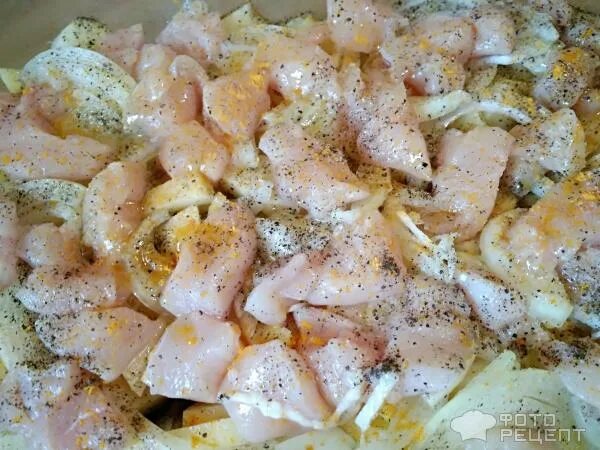 курица в сметане в духовк. курица с картошкой и ананасами в духовке. куриное филе с картошкой в духовке. картошка в духовке в сметанном соусе. картофель с курицей и грибами в духовке.