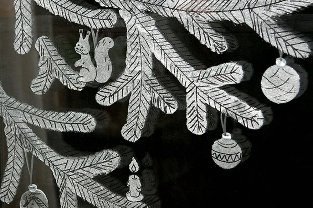 Как сделать рисунок на окне зубной пастой. Рисунки на стекле к новому году. новогодние рисунки на окне зубной пастой. рисование зубной пастой на окнах. новогодние узоры на окнах зубной пастой.